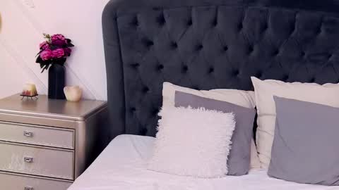 Snapshot of aliznichols chatting on 12.19.24 Aliz online show from 12.19.24