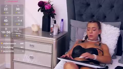 Snapshot of aliznichols chatting on 02.08.25 Aliz online show from 02.08.25