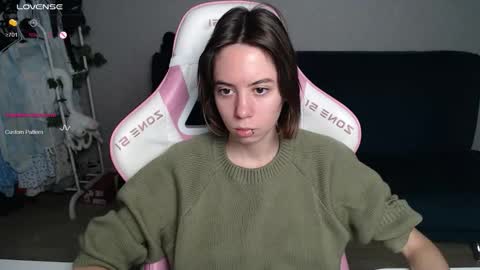 Snapshot of allie_hazie chatting on 10.04.25 alice online show from 10.04.25