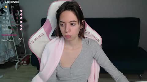 Snapshot of allie_hazie chatting on 10.13.25 alice online show from 10.13.25