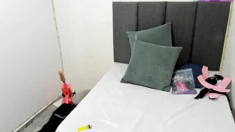 Snapshot of almaa__ chatting on 02.11.25 Alma online show from 02.11.25