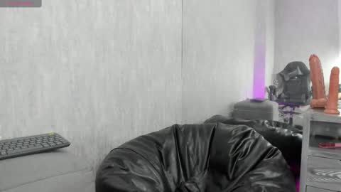 Snapshot of almazz_ chatting on 10.03.25 Santy online show from 10.03.25