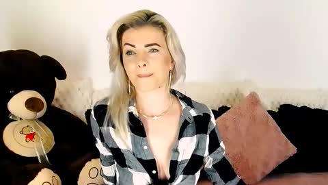 Snapshot of alyblonde chatting on 01.18.26 aly online show from 01.18.26