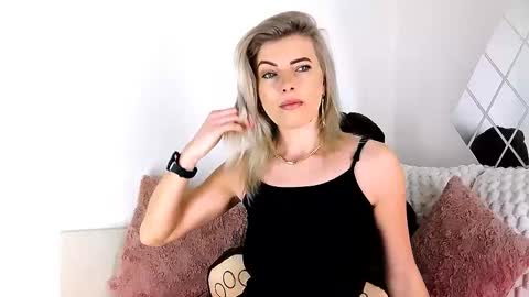 Snapshot of alyblonde chatting on 03.15.26 aly online show from 03.15.26