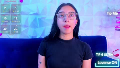 Snapshot of alys_molly chatting on 12.17.24 sopie online show from 12.17.24