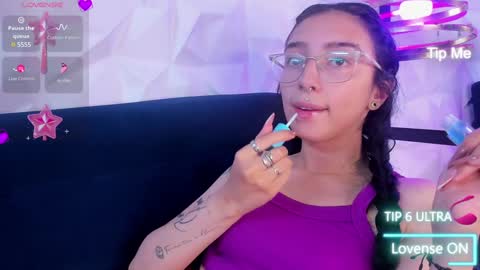 Snapshot of alys_molly chatting on 12.18.24 sopie online show from 12.18.24