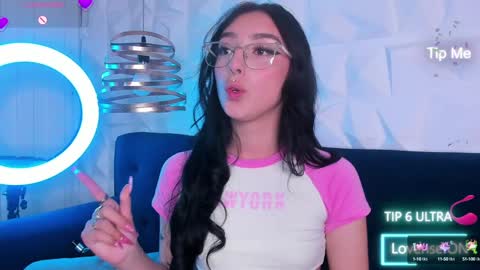 Snapshot of alys_molly chatting on 01.11.25 sopie online show from 01.11.25