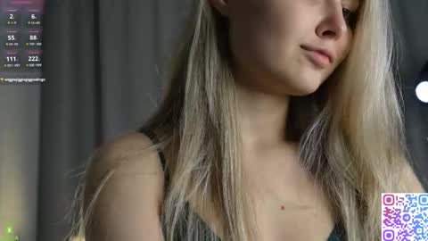 Snapshot of amanda_sayhey chatting on 11.04.25 online show from 11.04.25