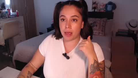 Snapshot of amarat_jolie chatting on 04.08.26 Mila online show from 04.08.26