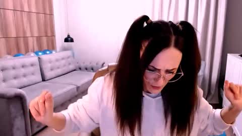 Snapshot of amazingeyes89 chatting on 10.29.25 Izza online show from 10.29.25