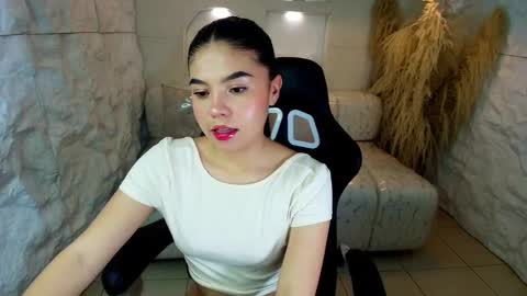 Snapshot of ambarina_r chatting on 10.05.25 Ambarina online show from 10.05.25