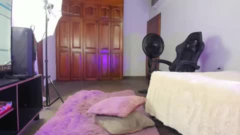 Snapshot of amber_lee20 chatting on 02.08.25 LUISA online show from 02.08.25