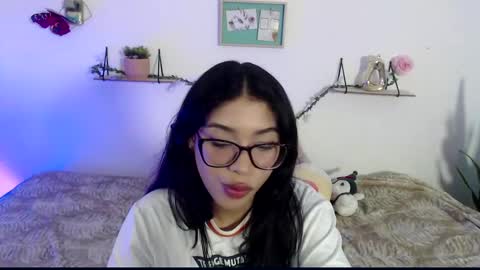 Snapshot of amberjeong chatting on 01.08.25 Amber Jeong online show from 01.08.25