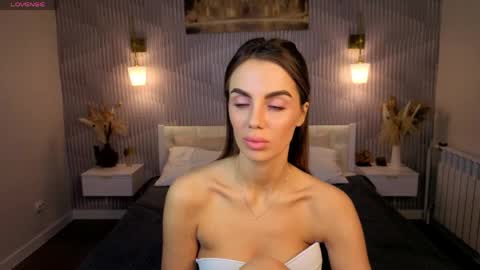 Snapshot of amelia_milly chatting on 04.26.26 amelia online show from 04.26.26