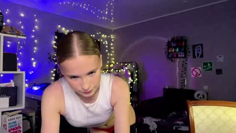 Snapshot of amily_sunray chatting on 04.08.26 Amily online show from 04.08.26