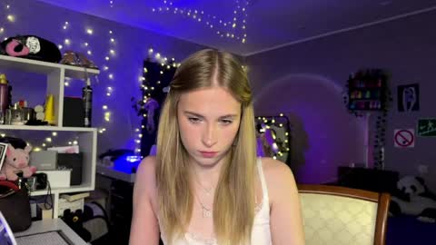 Snapshot of amily_sunray chatting on 04.14.26 Amily online show from 04.14.26