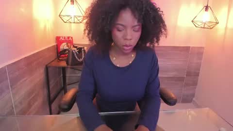Snapshot of amirajones chatting on 06.18.26 amirajones online show from 06.18.26