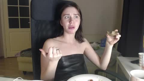 Snapshot of amoremeoww chatting on 12.28.24 miss unforgettable online show from 12.28.24