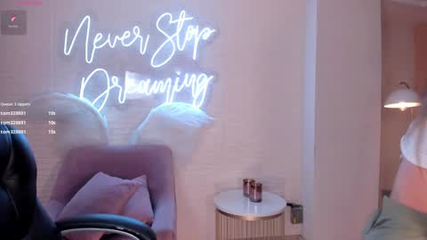 Snapshot of amywoods chatting on 02.06.25 online show from 02.06.25