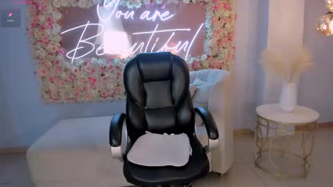 Snapshot of amywoods chatting on 02.11.25 online show from 02.11.25