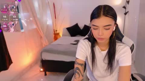 Snapshot of anabelwolf chatting on 11.18.25 ANABEL WOLF online show from 11.18.25