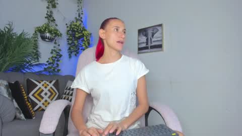 Snapshot of anahi__18 chatting on 02.01.25 Anahi online show from 02.01.25