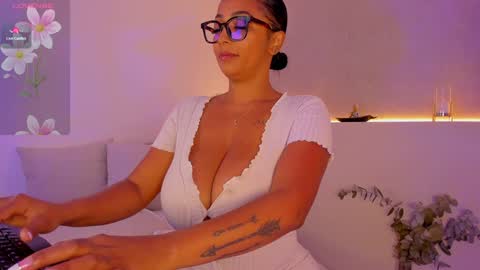 Snapshot of anahi_ryan chatting on 12.03.24 Ana online show from 12.03.24