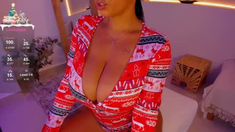 Snapshot of anahi_ryan chatting on 12.21.24 Ana online show from 12.21.24