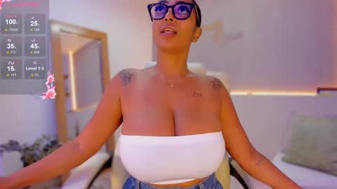 Snapshot of anahi_ryan chatting on 02.10.25 Ana online show from 02.10.25