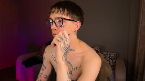 Snapshot of anahori_simon chatting on 09.16.25 simon online show from 09.16.25