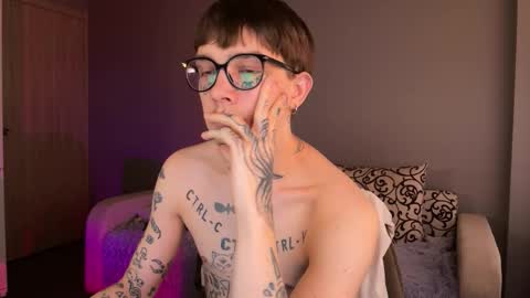 Snapshot of anahori_simon chatting on 10.02.25 simon online show from 10.02.25