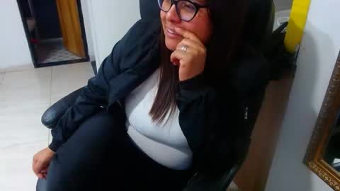 Snapshot of anaids_dam chatting on 12.22.24 anaids online show from 12.22.24