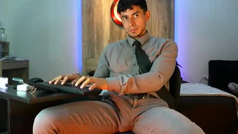 Snapshot of andrew_elliot chatting on 10.10.25 Andrew online show from 10.10.25