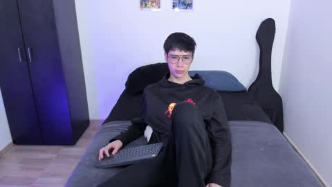 Snapshot of andy_twiink chatting on 02.19.25 twx Andy twink3 online show from 02.19.25