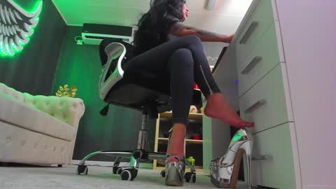 Snapshot of anemariejolie chatting on 01.12.25 Anne online show from 01.12.25