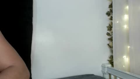 Snapshot of angelainparis28 chatting on 09.19.25 ANGELA online show from 09.19.25