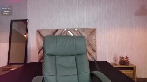 Snapshot of angeles_azul chatting on 10.03.25 angel online show from 10.03.25