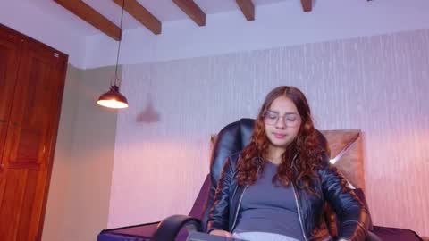 Snapshot of angeles_azul chatting on 11.09.25 angel online show from 11.09.25