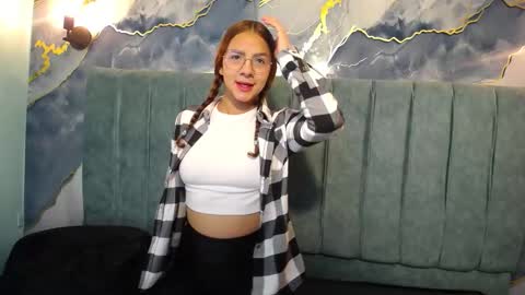 Snapshot of angeles_azul chatting on 11.12.25 angel online show from 11.12.25