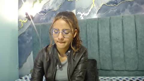 Snapshot of angeles_azul chatting on 11.20.25 angel online show from 11.20.25