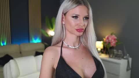 Snapshot of angeleyesblue25 chatting on 02.20.26 annita online show from 02.20.26