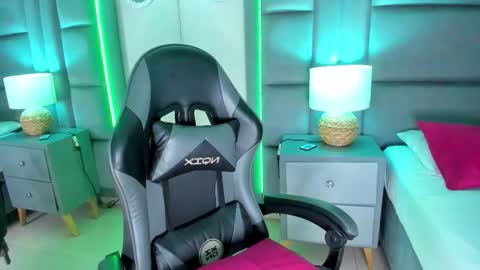 Snapshot of angeliquemuller chatting on 12.03.25 Angelique Muller online show from 12.03.25