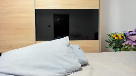 KrystyYo online show from 02.12.25