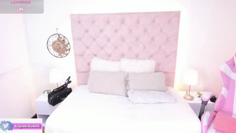 Snapshot of angie_mcqueen chatting on 10.13.25 angie online show from 10.13.25