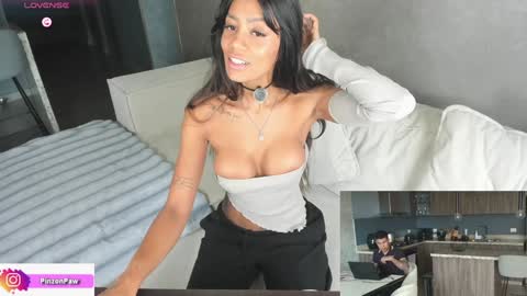 Snapshot of angie_mcqueen chatting on 11.19.25 angie online show from 11.19.25