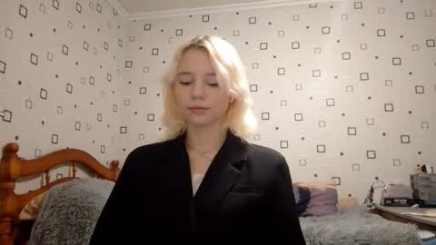 Snapshot of anglauntiedt chatting on 12.05.25 Sofa online show from 12.05.25