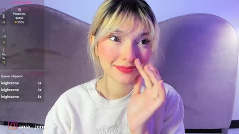 Snapshot of ania_mml chatting on 12.23.24 Ania online show from 12.23.24