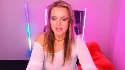 Snapshot of anielafox chatting on 09.16.25 Aniela online show from 09.16.25