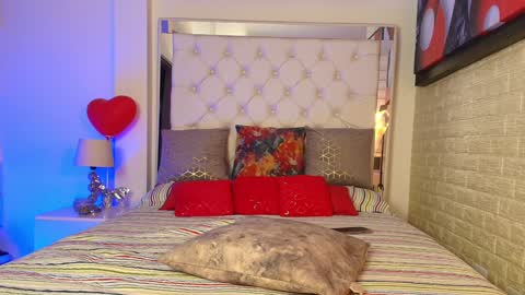 laura  online show from 03.08.25