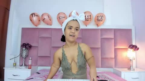 Snapshot of anierey chatting on 01.28.25 anierey online show from 01.28.25